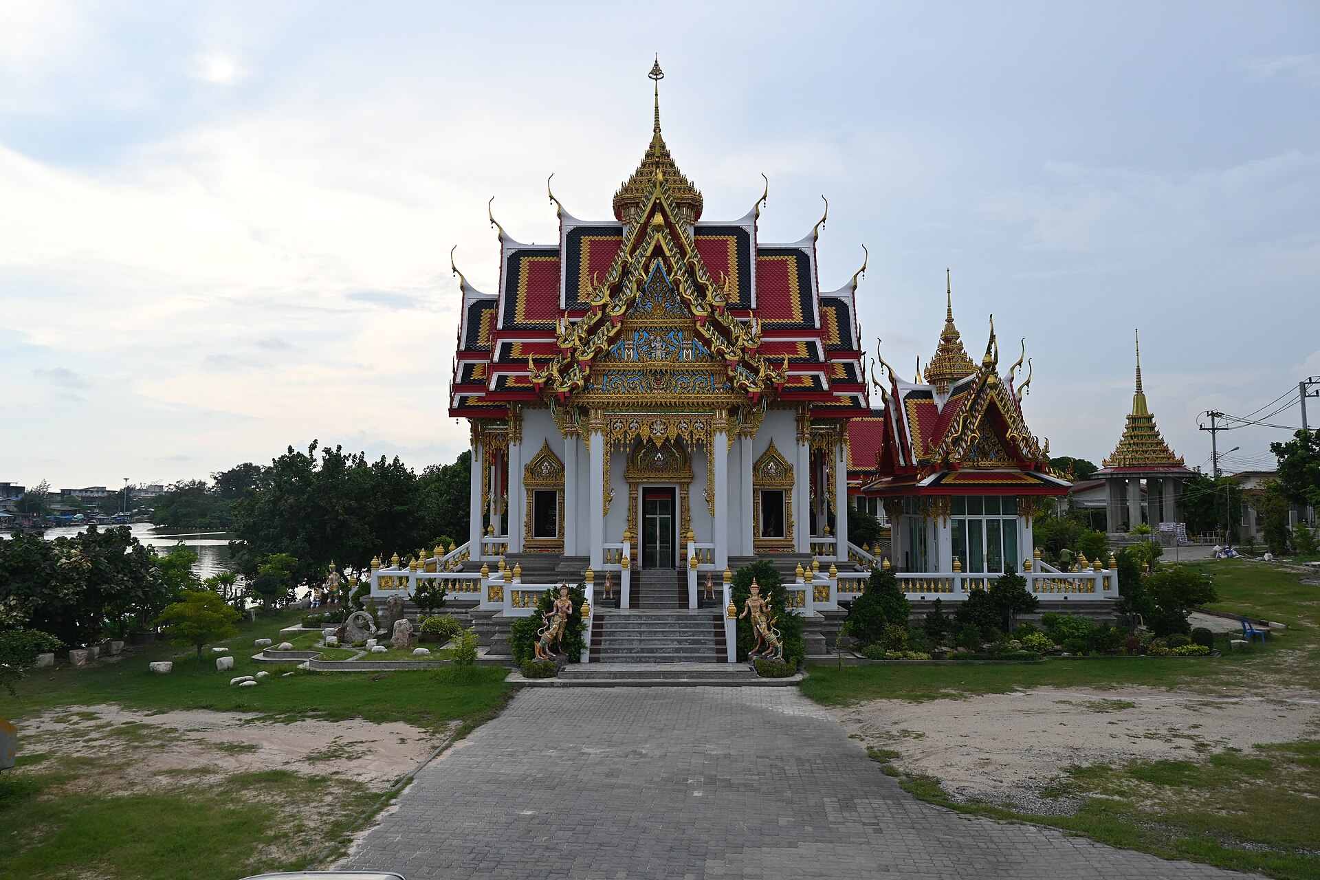 Thailand temple golden roof